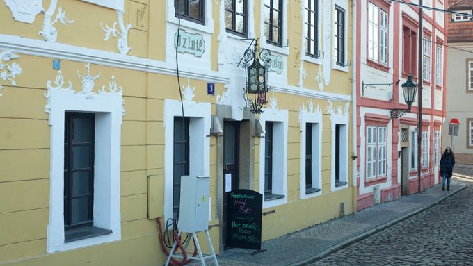 Chyběla kanalizace, po zemi lezli švábi. Z chudé čtvrti se stal symbol malebné Prahy