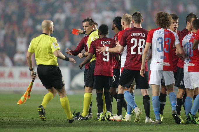 Semifinále MOL Cupu 2018/19, Slavia - Sparta: Rozhodčí Ondřej Pechanec vytahuje červenou kartu pro Martina Frýdka (po prohlédnutí videa udělil jen žlutou kartu).