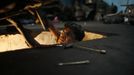 Palestinian Mohammed Jundeya, 17, works in a car repair garage in Gaza City May 30, 2013. Jundeya left school to work as an apprentice in the garage so that he could support his family's income. Apprentice mechanics earn around $100 per month, garage owners said. REUTERS/Mohammed Salem (GAZA - Tags: TRANSPORT SOCIETY EMPLOYMENT) Published: Kvě. 30, 2013, 12:54 odp.