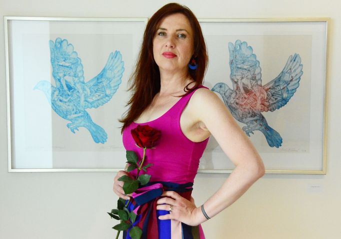 Výtvarnice Míla Fürstová na své výstavě s názvem Křehkost jako síla v pražské Galerii Vltavín.