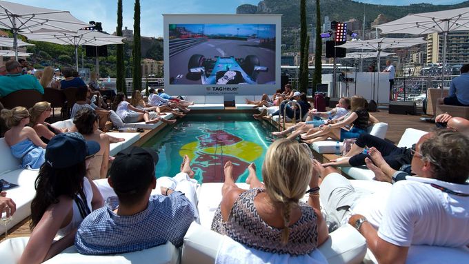 Kde jinde než v Monaku se můžete na formuli 1 dívat přímo z bazénu nebo své luxusní jachty?