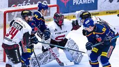 Brankář Sparty Josef Kořenář v utkání extraligy proti Českým Budějovicím