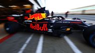 Zbrusu nový speciál týmu rakouského nápojového magnáta Dietricha Mateschitze se jmenuje Aston Martin Red Bull Racing RB16. Po okruhu v Silverstonu se v něm ve středu na pár kol projel nizozemský pilot Max Verstappen. Druhým pilotem zůstává Alexander Albon z Thajska.