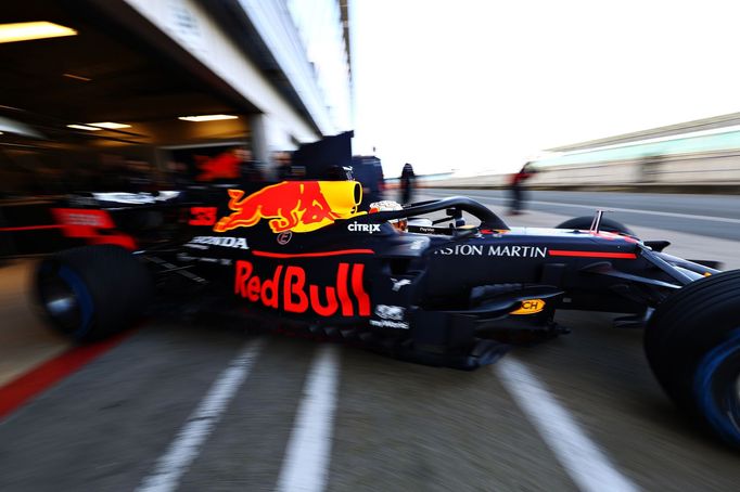 Nový monopost formule 1 Aston Martin Red Bull Racing RB16 pro sezonu 2020 při slavnostním představení v Silverstonu.