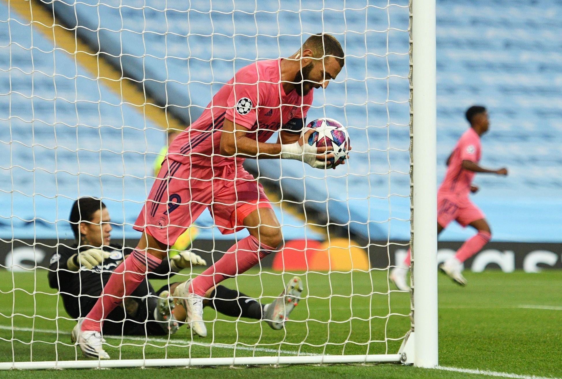 Karim Benzema slaví gól v odvetě osmifinále LM Manchester City - Real Madrid