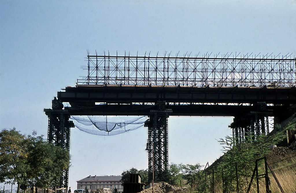 Obrazem: Unikátní fotografie z historie stavby Nuselského mostu / rok 1966