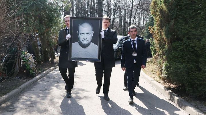 Putinovi influenceři vydělávají na válečné propagandě, vynášejí i falešná videa