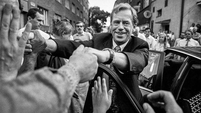 Bratislava, 1. červenec 1992. Václav Havel se zdraví s lidmi při svém posledním oficiálním pracovním pobytu na Slovensku před rozdělením československé federace.