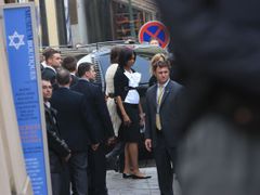 Michelle Obamová v Židovském městě, obklopena novináři a ochrankou