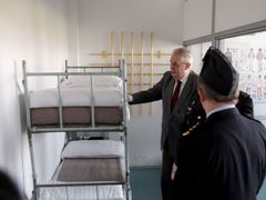 Miloš Zeman při návštěvě cely