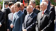 Společné foto před hotelem Internacional: v první řadě zleva polský prezident Lech Kaczyński, Georgi Parvanov z Bulharska, Stjepan Mesić z Chorvatska a Václav Klaus.