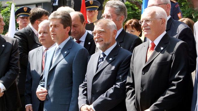 Společné foto před hotelem Internacional: v první řadě zleva polský prezident Lech Kaczyński, Georgi Parvanov z Bulharska, Stjepan Mesić z Chorvatska a Václav Klaus.