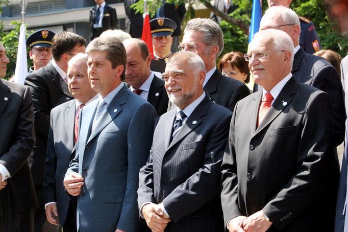 Společné foto před hotelem Internacional: v první řadě zleva polský prezident Lech Kaczyński, Georgi Parvanov z Bulharska, Stjepan Mesić z Chorvatska a Václav Klaus.