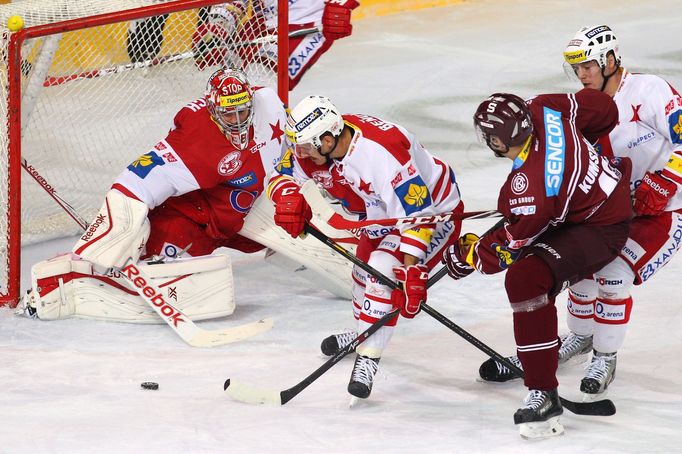 Extraliga: Sparta - Slavia (Dominik Furch a Tomáš Beňovič a Petr Kumstát v souboji s o puk)