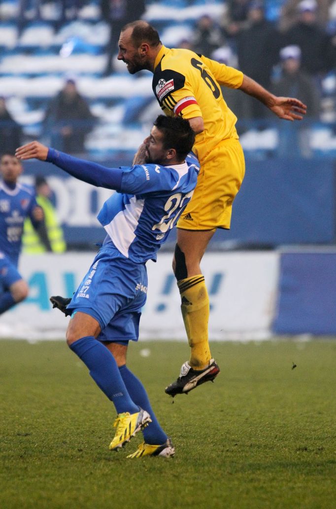 Fotbal, Baník Ostrava - České Budějovice: Milan Baroš (dole) a Roman Lengyel