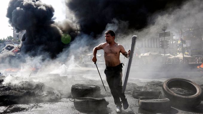 Foto: Zranění, hořící pneumatiky. Majdan po měsících bouří