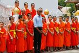 Mniši si s prezidentem nesměli podat ruku, pouze se tradičně uklonili.