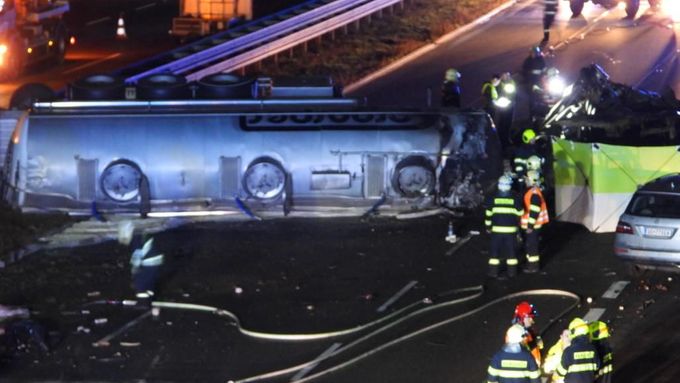 Hromadná nehoda na D1: jeden mrtvý, 11 zraněných, shořela 4 auta