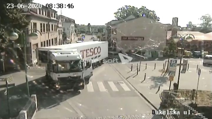 Zoufalé manévry řidiče kamionu. Cestu na náměstí mu zmařila brána