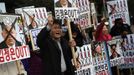 Activists from anti-North Korea civic group chant slogans during a rally against North Korea's nuclear test near the U.S. embassy in central Seoul February 12, 2013. North Korea conducted its third nuclear test on Tuesday in defiance of U.N. resolutions, angering the United States and Japan and prompting its only major ally, China, to call for calm. The placard (top C) reads, "Kim Jong-un out!" REUTERS/Kim Hong-Ji (SOUTH KOREA - Tags: CIVIL UNREST POLITICS) Published: Úno. 12, 2013, 9:10 dop.