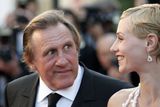 Francouzský herec Gerard Depardieu hází úsměvy na belgickou herečku Cecile de France na filmovém festivalu v Cannes.