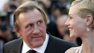 Francouzský herec Gerard Depardieu hází úsměvy na belgickou herečku Cecile de France na filmovém festivalu v Cannes.