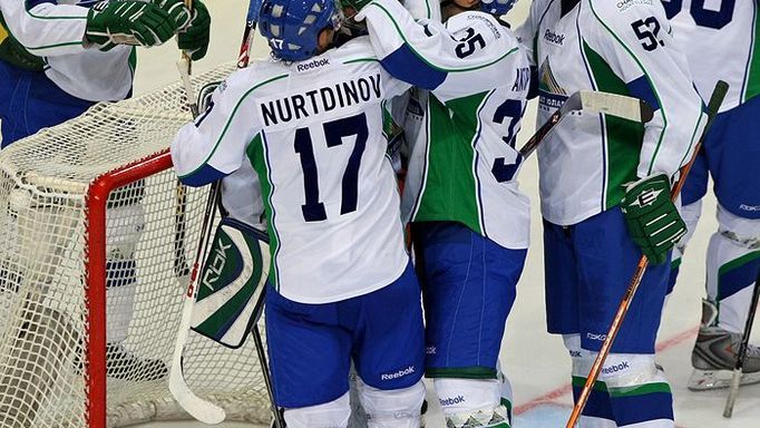 Hráči ruského týmu Salavat Julajev Ufa si gratulují k výhře nad domácími Budějovicemi 3:0.