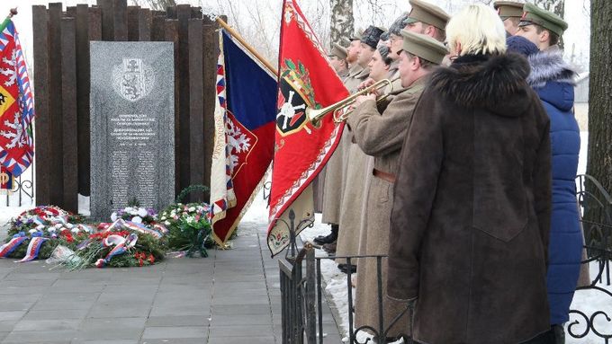 Ministryně obrany Karla Šlechtová během odhalení pomníku legionářům nedaleko ukrajinské Bachmače.