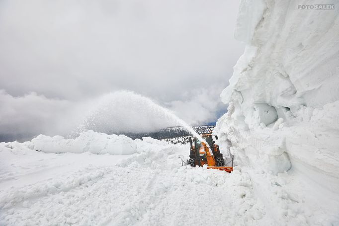 Frézování cesty od Výrovky na Luční boudu v Krkonoších (5. května 2021)