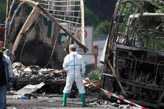 V Bavorsku shořel autobus po srážce s kamionem, zemřelo 18 lidí. Skupina seniorů jela do Itálie