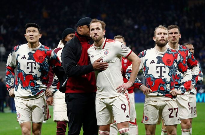 Zklamání fotbalistů Bayernu po vypadnutí ve čtvrtfinále Ligy mistrů proti Interu Milán