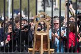 Další novináři a příznivci čekali před Buckinghamským palácem. Na jeho nádvoří byl umístěn stojan, na němž se mělo objevit oficiální oznámení o narození.
