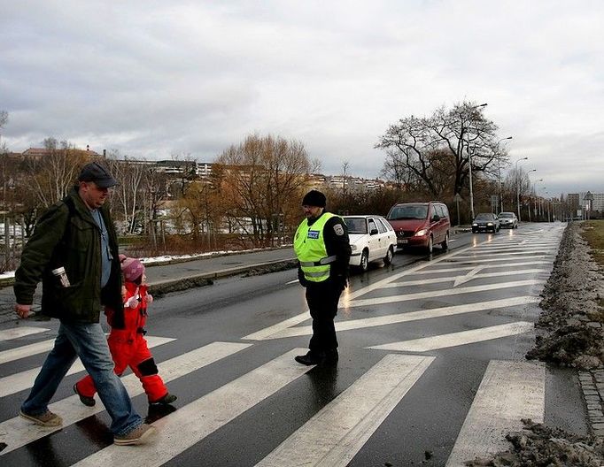 U problematického přechodu pro chodce se nyní pravidelně střídají strážníci Městské policie a v případě potřeby pomohou chodcům zastavit projíždějící auta. Ani před policistou se ale mnohdy rozjetá auta hned nezastaví. "Někdy zastaví až třetí, čtvrté vozidlo," svěřil se strážník.