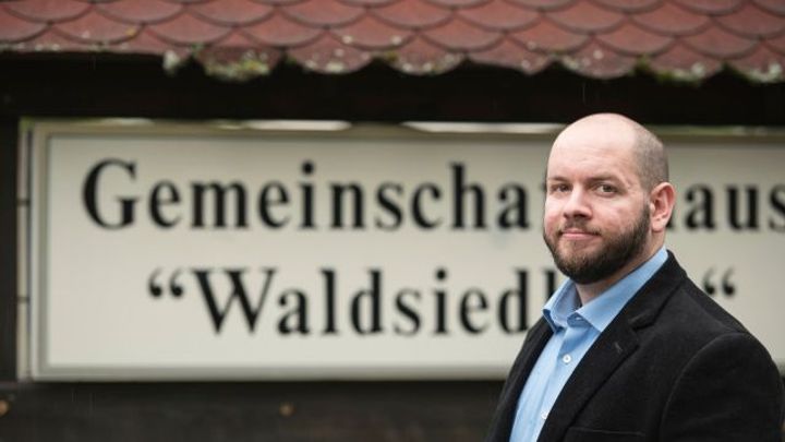 Do čela západoněmecké obce usedl člen neonacistické strany, jako jediný o funkci stál