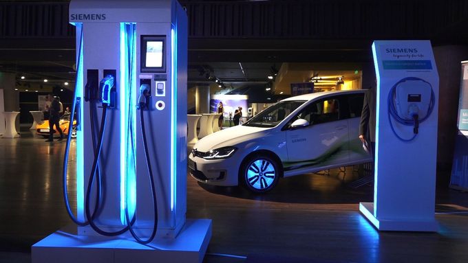 V roce 2020 bude v ČR 5 tisíc elektromobilů. Automobilky na konferenci ukazovaly budoucnost