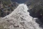 Kus himálajského ledovce protrhl přehradu a způsobil záplavy. Indie sčítá mrtvé