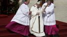 Pope Francis descends the stairs as he takes part in his inaugural mass in Saint Peter's Square at the Vatican, March 19, 2013. Pope Francis celebrates his inaugural mass on Tuesday among political and religious leaders from around the world and amid a wave of hope for a renewal of the scandal-plagued Roman Catholic Church. REUTERS/Paul Hanna (VATICAN - Tags: RELIGION POLITICS) Published: Bře. 19, 2013, 10:11 dop.