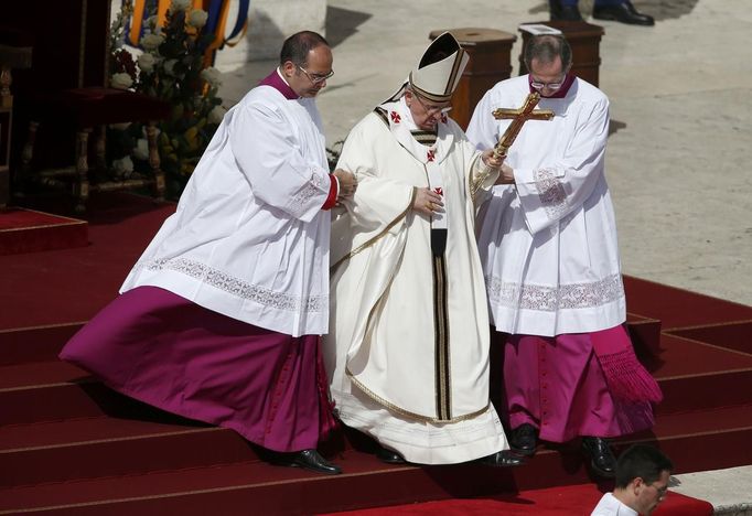 Pope Francis descends the stairs as he takes part in his inaugural mass in Saint Peter's Square at the Vatican, March 19, 2013. Pope Francis celebrates his inaugural mass on Tuesday among political and religious leaders from around the world and amid a wave of hope for a renewal of the scandal-plagued Roman Catholic Church. REUTERS/Paul Hanna (VATICAN - Tags: RELIGION POLITICS) Published: Bře. 19, 2013, 10:11 dop.