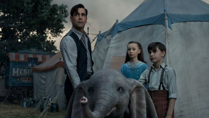 Colin Farrell (vlevo) ve filmu ztvárnil otce dvou dětí, které Dumba adoptují.