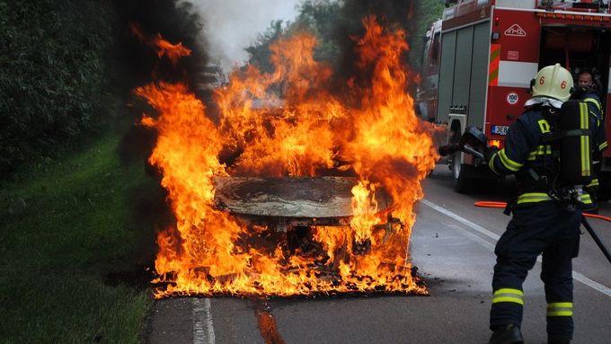 Příčinou vzniku požáru automobilu je podle hasičského záchranného sboru v Pardubicích technická závada v elektroinstalaci.
