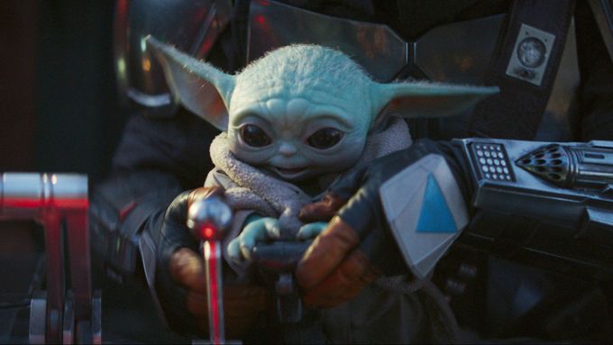 Seriál The Mandalorian s postavou zvanou Baby Yoda si Češi na Disney+ pustí až v létě 2022.