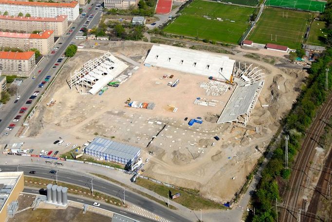 Stavba stadionu v Edenu: letecký pohled na staveniště z 22. dubna 2007.