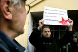 Vedle aktivistů Ne základnám se před vchod do podloubí postavil Jan Cieslar s letákem upozorňujícím na petici "Na komunisty si zvykat nechceme!", která reaguje na vstup KSČM do krajských vlád.
