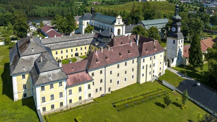 Ticho modliteb, rozmluvy učenců i dusot kopyt. Tajemství skrytá v bývalém klášteře; Zdroj foto: Zámek Žďár nad Sázavou, Roman Šulc