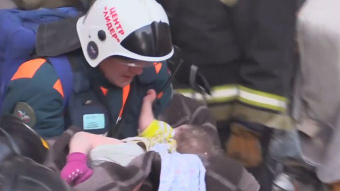 Záchranářům se podařilo z trosek domu v Magnitogorsku vyprostit i jedenáctiměsíčního chlapce.