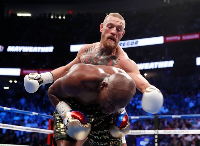 Fotografie ze zápasu Floyd Mayweather vs. Conor McGregor.