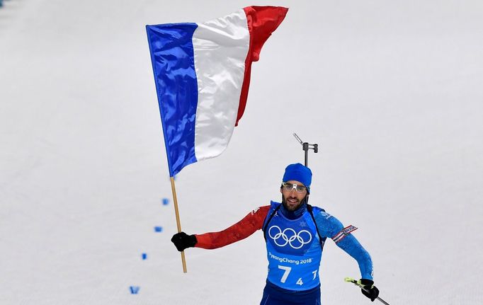 Martin Fourcade finišuje vítězně pro tým Francie v závodě smíšených štafet na ZOH 2018