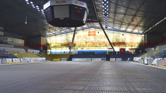 Na zimním stadionu ve Znojmě probíhá rekonstrukce chlazení.