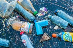 Brusel chystá zákaz příborů i brček na jedno použití. Chce chránit znečištěné oceány plné plastů