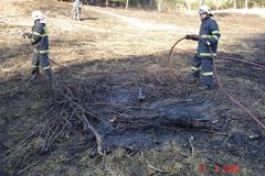 Při hašení požáru trávy zemřel dobrovolný hasič